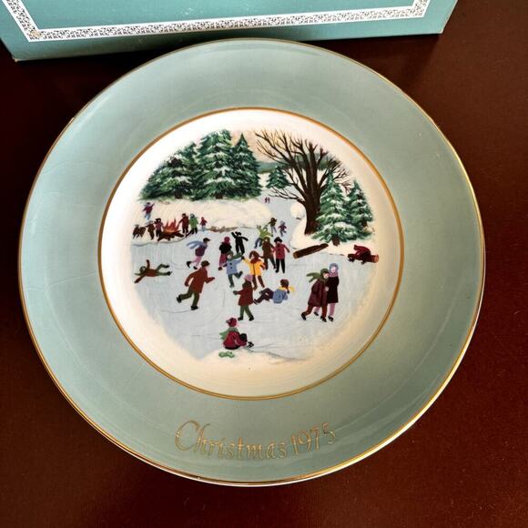 1975 Avon Christmas Plate Series Fourth Edition "Skaters on the Pond" - Picture 3 of 4